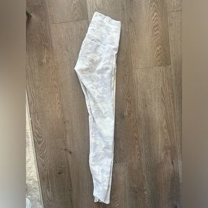 Lululemon Wunder Under 28” white camo leggings